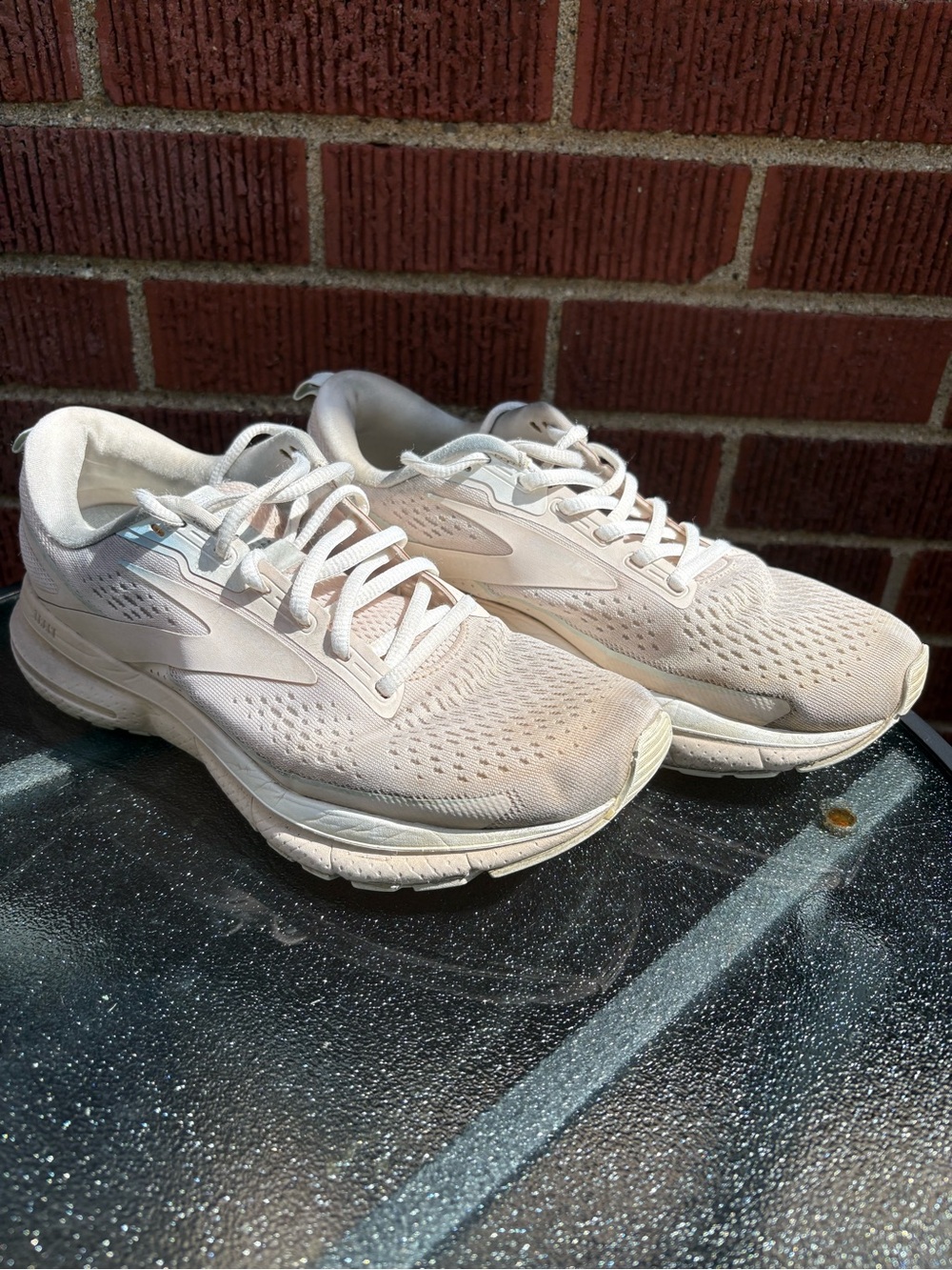 Brooks Women’s Trace Running Shoes beige sz7.5